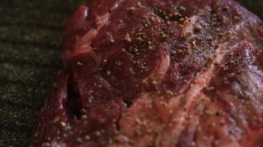 Profesyonel mutfakta ızgarada pişen etli biftek. Izgarada kızarmış biftek. Lezzetli, modern mutfak.