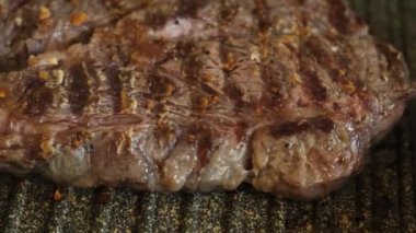 Profesyonel mutfakta ızgarada pişen etli biftek. Izgarada kızarmış biftek. Lezzetli, modern mutfak.