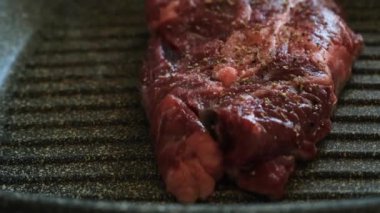 Profesyonel mutfakta ızgarada pişen etli biftek. Izgarada kızarmış biftek. Lezzetli, modern mutfak.