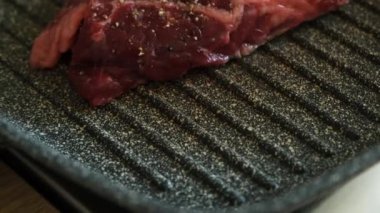 Profesyonel mutfakta ızgarada pişen etli biftek. Izgarada kızarmış biftek. Lezzetli, modern mutfak.