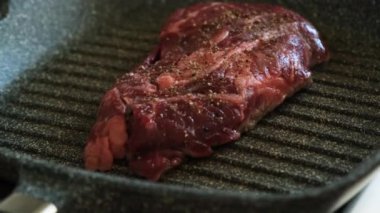 Profesyonel mutfakta ızgarada pişen etli biftek. Izgarada kızarmış biftek. Lezzetli, modern mutfak.