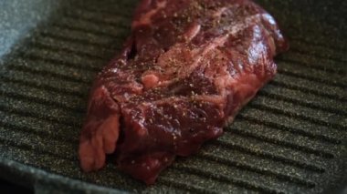 Profesyonel mutfakta ızgarada pişen etli biftek. Izgarada kızarmış biftek. Lezzetli, modern mutfak.