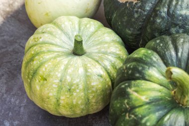 Sonbahar Arkaplanı. Sonbahar sonbaharı balkabaklarını koyu siyah taştan arka planda görürüz. Ekim ya da Eylül duvar kâğıdı Mevsimlerin değişimi Olgun organik gıda konsepti Cadılar Bayramı Şükran Günü partisi