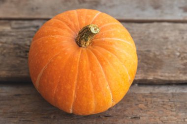 Sonbahar Arkaplanı. Ahşap arka planda doğal sonbahar sonbahar manzaralı balkabağı. İlham verici Ekim ya da Eylül duvar kağıdı. Mevsimlerin değişmesi, olgun organik gıda konsepti. Cadılar Bayramı partisi Şükran Günü