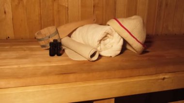 Geleneksel eski Rus hamamı SPA konsepti. Finlandiya sauna saunasında geleneksel sauna aksesuarları ve havlunun aromalı yağ kepçesi kullanılmış. Rahatlayın köy banyosu konsepti