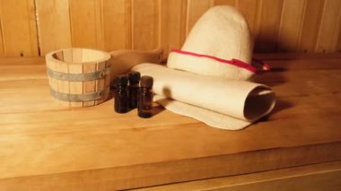Geleneksel eski Rus hamamı SPA konsepti. Finlandiya sauna saunasında geleneksel sauna aksesuarları ve havlunun aromalı yağ kepçesi kullanılmış. Rahatlayın köy banyosu konsepti