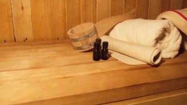 Geleneksel eski Rus hamamı SPA konsepti. Finlandiya sauna saunasında geleneksel sauna aksesuarları ve havlunun aromalı yağ kepçesi kullanılmış. Rahatlayın köy banyosu konsepti