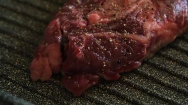 Profesyonel mutfakta ızgarada pişen etli biftek. Izgarada kızarmış biftek. Lezzetli, modern mutfak.