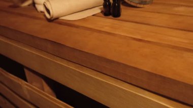 Geleneksel eski Rus hamamı SPA konsepti. Finlandiya sauna saunasında geleneksel sauna aksesuarları ve havlunun aromalı yağ kepçesi kullanılmış. Rahatlayın köy banyosu konsepti