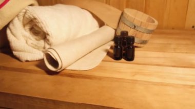 Geleneksel eski Rus hamamı SPA konsepti. Finlandiya sauna saunasında geleneksel sauna aksesuarları ve havlunun aromalı yağ kepçesi kullanılmış. Rahatlayın köy banyosu konsepti