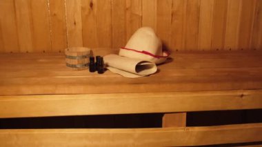 Geleneksel eski Rus hamamı SPA konsepti. Finlandiya sauna saunasında geleneksel sauna aksesuarları ve havlunun aromalı yağ kepçesi kullanılmış. Rahatlayın köy banyosu konsepti