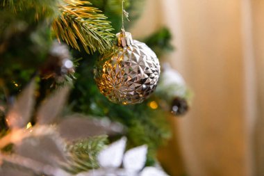 Klasik Noel süslemeli yılbaşı ağacı. Noel ağacı, gümüş süslemeler, süsler, oyuncak ve top. Modern klasik stil iç tasarım dairesi. Evde Noel arifesi