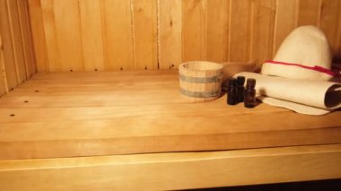 Geleneksel eski Rus hamamı SPA konsepti. Finlandiya sauna saunasında geleneksel sauna aksesuarları ve havlunun aromalı yağ kepçesi kullanılmış. Rahatlayın köy banyosu konsepti