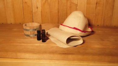 Geleneksel eski Rus hamamı SPA konsepti. Finlandiya sauna saunasında geleneksel sauna aksesuarları ve havlunun aromalı yağ kepçesi kullanılmış. Rahatlayın köy banyosu konsepti