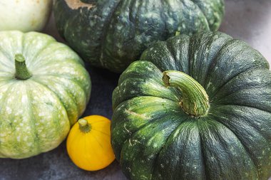 Sonbahar Arkaplanı. Sonbahar sonbaharı balkabaklarını koyu siyah taştan arka planda görürüz. Ekim ya da Eylül duvar kâğıdı Mevsimlerin değişimi Olgun organik gıda konsepti Cadılar Bayramı Şükran Günü partisi