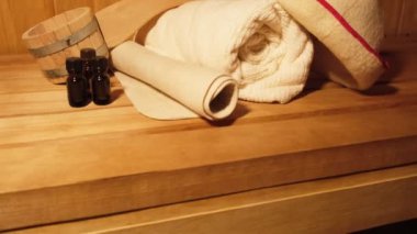 Geleneksel eski Rus hamamı SPA konsepti. Finlandiya sauna saunasında geleneksel sauna aksesuarları ve havlunun aromalı yağ kepçesi kullanılmış. Rahatlayın köy banyosu konsepti