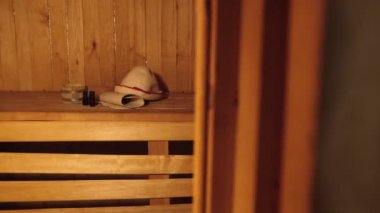 Geleneksel eski Rus hamamı SPA konsepti. Finlandiya sauna saunasında geleneksel sauna aksesuarları ve havlunun aromalı yağ kepçesi kullanılmış. Rahatlayın köy banyosu konsepti