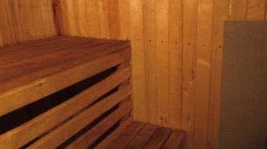 Geleneksel eski Rus hamamı SPA konsepti. Finlandiya sauna saunasında geleneksel sauna aksesuarları ve havlunun aromalı yağ kepçesi kullanılmış. Rahatlayın köy banyosu konsepti