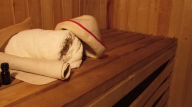 Geleneksel eski Rus hamamı SPA konsepti. Finlandiya sauna saunasında geleneksel sauna aksesuarları ve havlunun aromalı yağ kepçesi kullanılmış. Rahatlayın köy banyosu konsepti