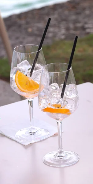 Leere Becher Mit Eis Und Orangenscheibe Auf Dem Tisch — Stockfoto