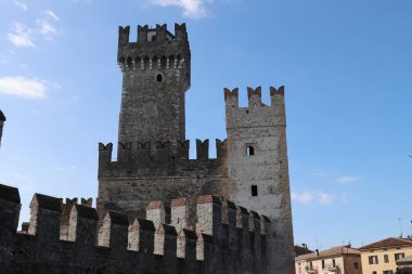 Tarihi köy Desenzano del Garda Brescia İtalya kalesi