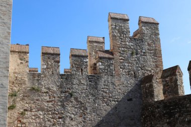 Tarihi köy Desenzano del Garda Brescia İtalya kalesi
