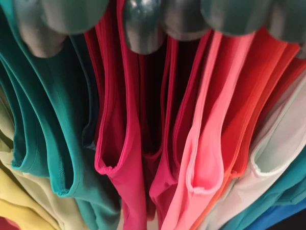 Loja de roupas com camisas coloridas loja de roupas com camisas coloridas- — Fotografia de Stock
