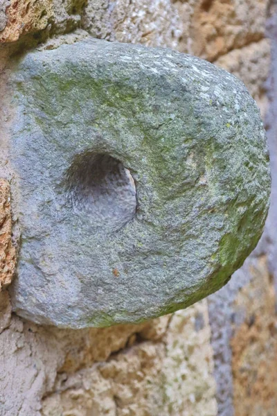 Duvarda Deliği Olan Taş Bir Obje Eski Bir Kullanım Alanı — Stok fotoğraf