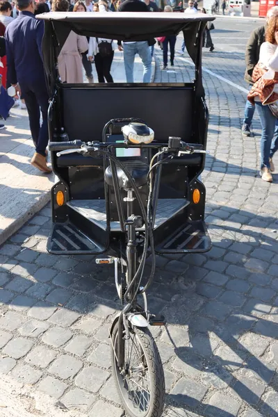 Rickshaw Voor Het Vervoer Van Toeristen Een Italiaanse Stad — Stockfoto