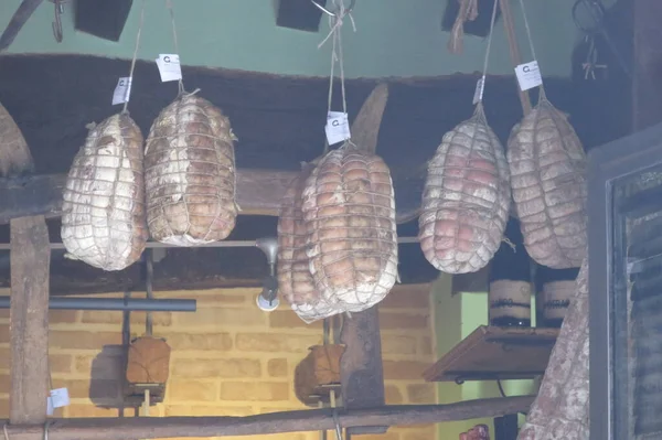 Salami Rodajas Colgando Del Techo Para Sazonar — Foto de Stock