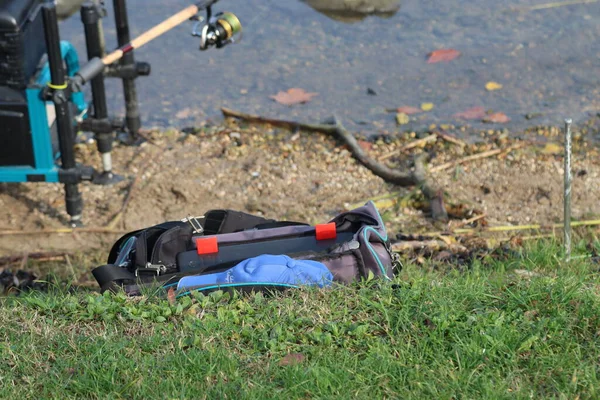 Fiskare som sitter med redskap medan de fiskar fiskare som sitter med redskap medan de fiskar — Stockfoto