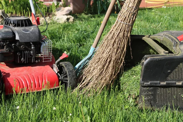 Jardinería Corte Césped Con Cortacésped Equipo — Foto de Stock