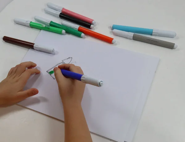 Mãos Criança Desenhar Com Pincel — Fotografia de Stock