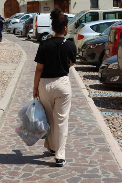 Las Mujeres Compran Ropa Mercado —  Fotos de Stock