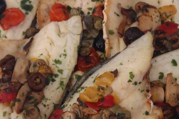 Filet rybny z oliwkami i papryką- — Zdjęcie stockowe