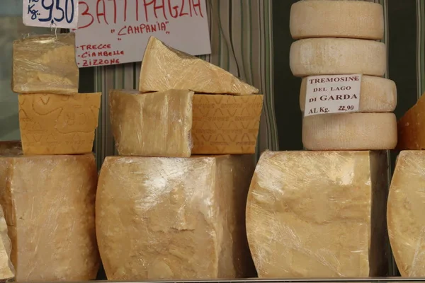 Varios tipos de queso para la venta- — Foto de Stock