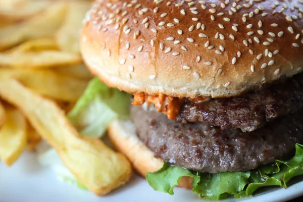 Double Burger Mit Close Chips Belegt — Stockfoto