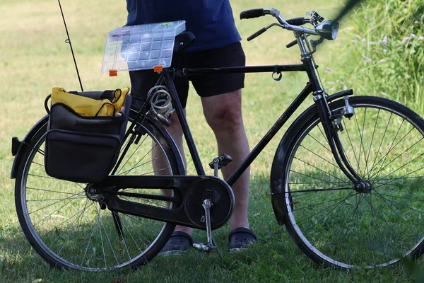 자전거를 노인은 낚싯바늘에 미끼를 놓는다 — 스톡 사진
