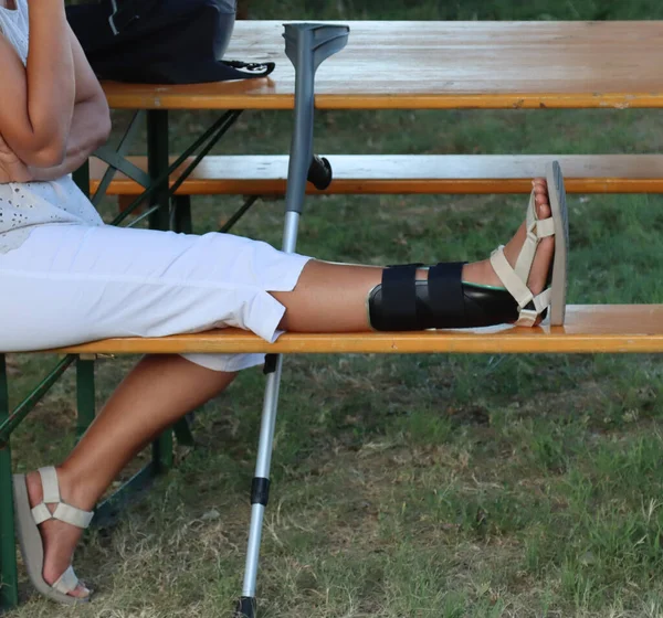 Female Person Sitting Raised Leg Anklet — Foto Stock