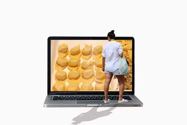 Woman Watch Stuffed Pasta Shop — Stockfoto