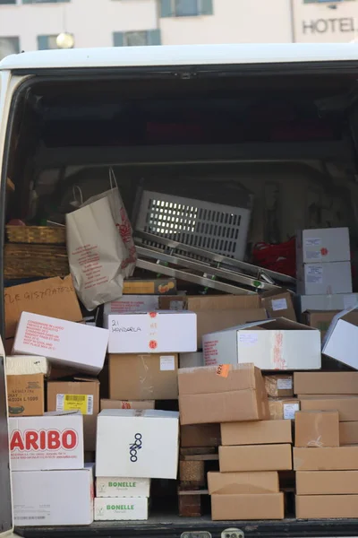 Открытый Фургон Посылками Коробками — стоковое фото