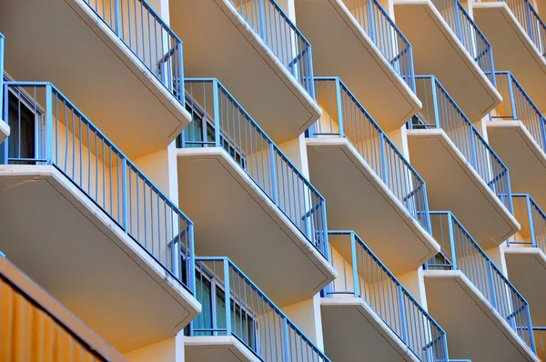 Geometrisch gemusterte Balkone — Stockfoto