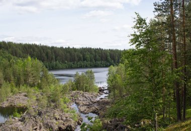 Nehrin yüksekliğinden ve kalan volkanik kayalıklardan bak.