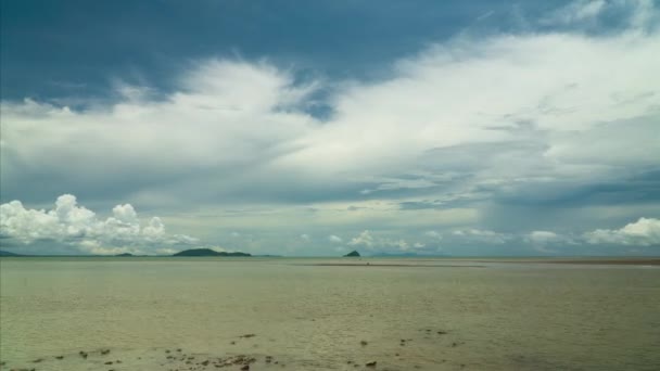 阳光明媚的海滩 海滨和云彩 平静的海浪的时光消逝视频 — 图库视频影像