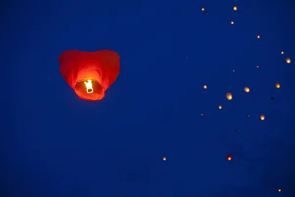 Serce w kształcie chińskiego latarnia na nocnym niebie — Zdjęcie stockowe