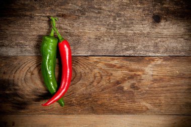 Eski ahşap masada kırmızı kırmızı kırmızı biber