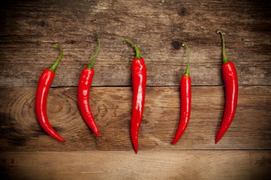 Eski ahşap masada kırmızı kırmızı kırmızı biber