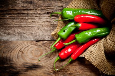 Eski ahşap masada kırmızı kırmızı kırmızı biber