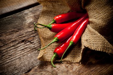 Eski ahşap masada kırmızı kırmızı kırmızı biber