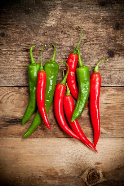 Pimientos rojos picantes en mesa de madera vieja —  Fotos de Stock